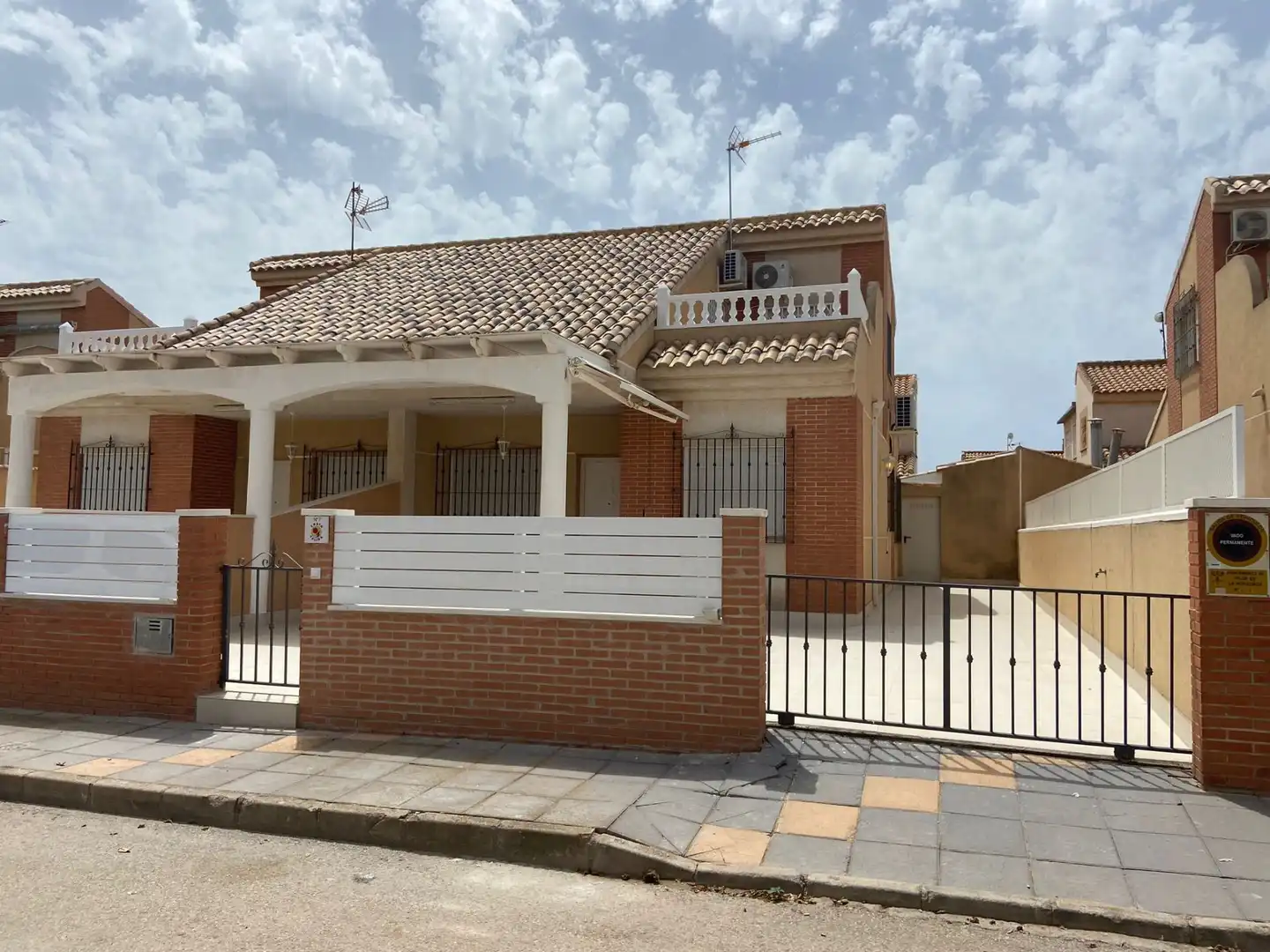 Vista exterior de Casa adosada de alquiler en Pilar de la Horadada con Aire acondicionado, Calefacción y Jardín privado