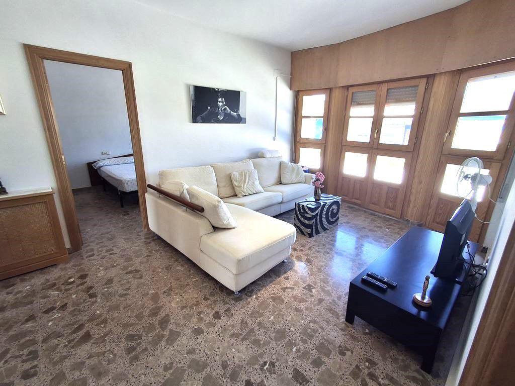 Sala d'estar de Casa o xalet en venda en La Roda amb Calefacció, Terrassa i Traster