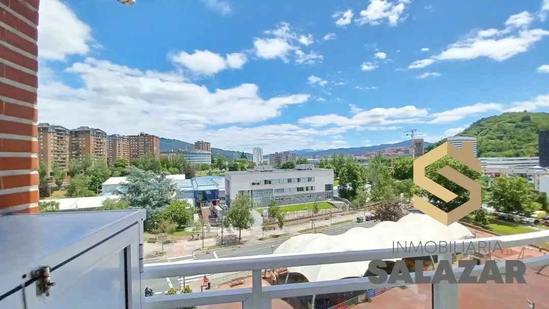 Vista exterior de Piso de alquiler en Bilbao  con Calefacción y Balcón