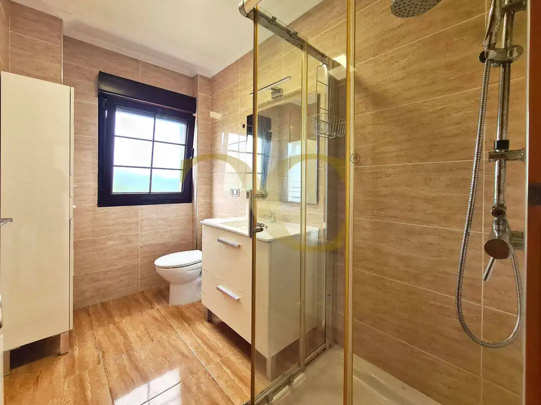 Baño de Casa o chalet en venta en Gijón  con Calefacción, Jardín privado y Balcón