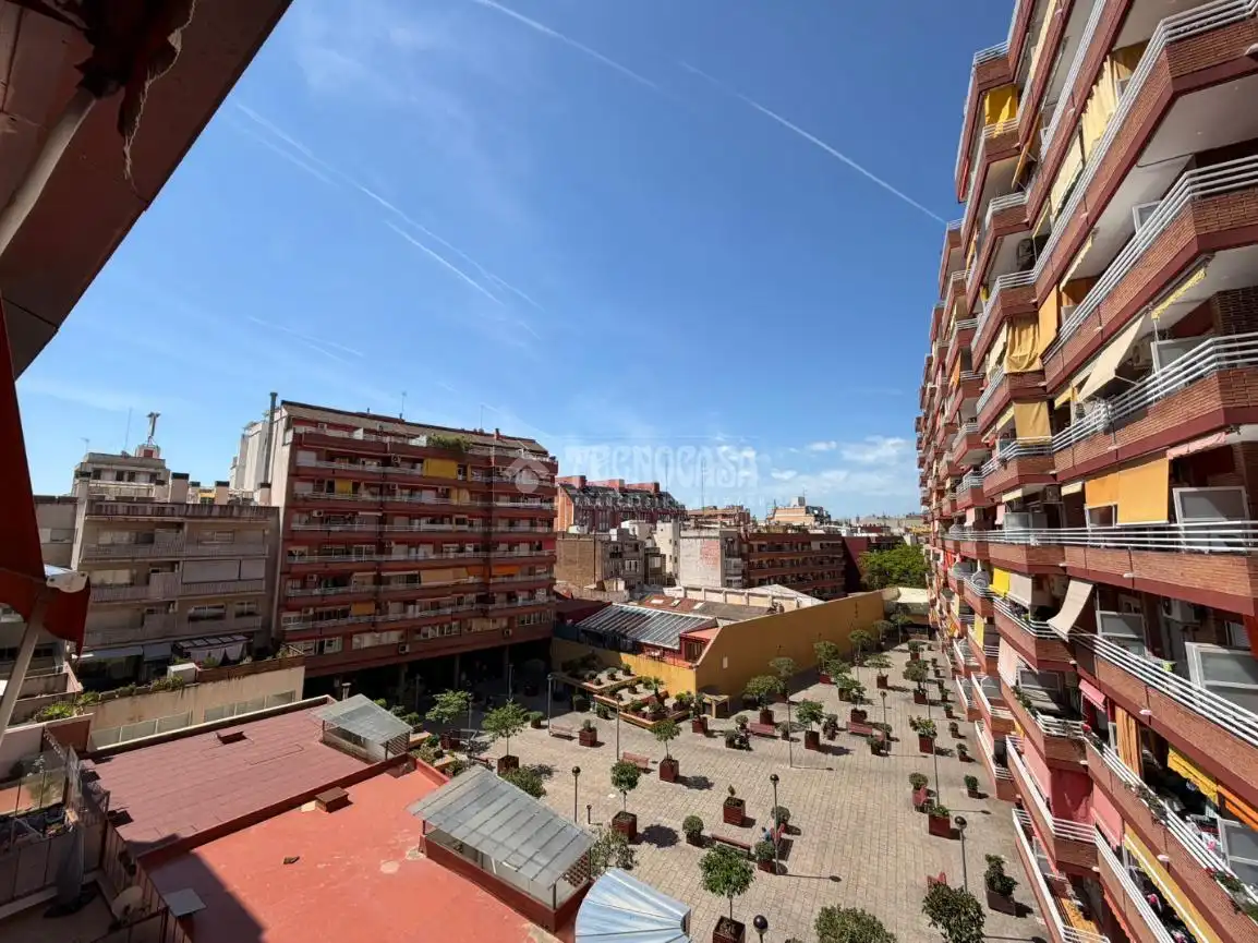 Vista exterior de Piso en venta en L'Hospitalet de Llobregat con Aire acondicionado, Calefacción y Balcón