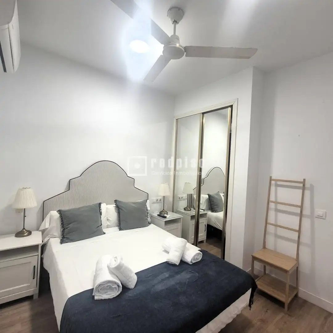 Dormitori de Apartament en venda en Sevilla amb Aire condicionat, Moblat i Alarma