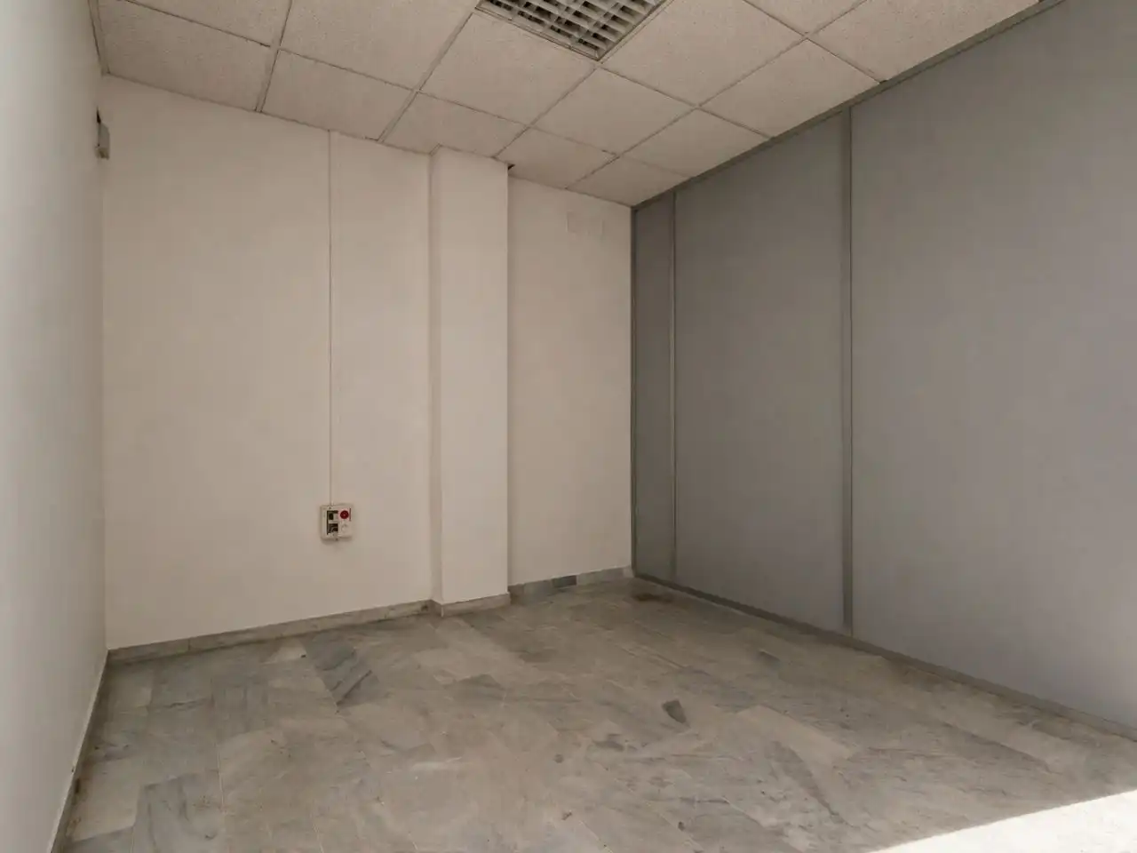 Office for rent in Mairena del Aljarafe  with Air Conditioner and Alarm