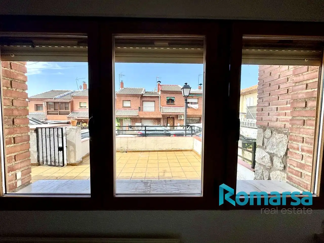 Vista exterior de Casa adosada en venda en Cebreros amb Calefacció, Jardí privat i Terrassa