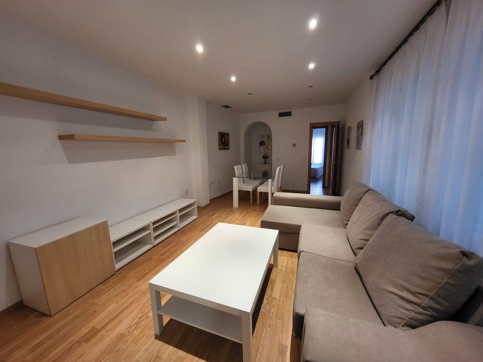 Sala de estar de Apartamento de alquiler en Cáceres Capital con Aire acondicionado, Amueblado y Balcón