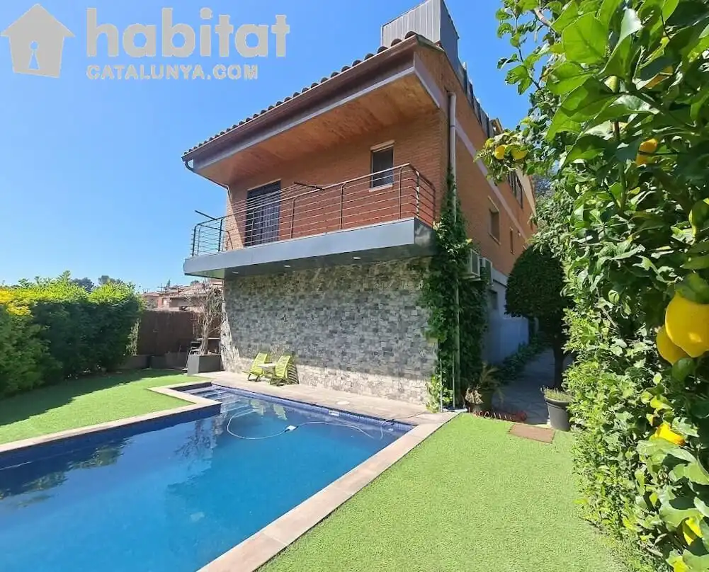 Vista exterior de Casa o xalet en venda en Sant Esteve Sesrovires amb Aire condicionat, Jardí privat i Terrassa