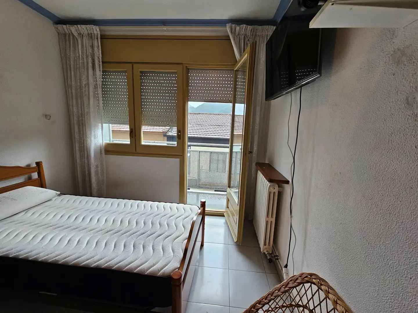 Habitación de Casa adosada en venta en Olot con Calefacción, Trastero y Amueblado