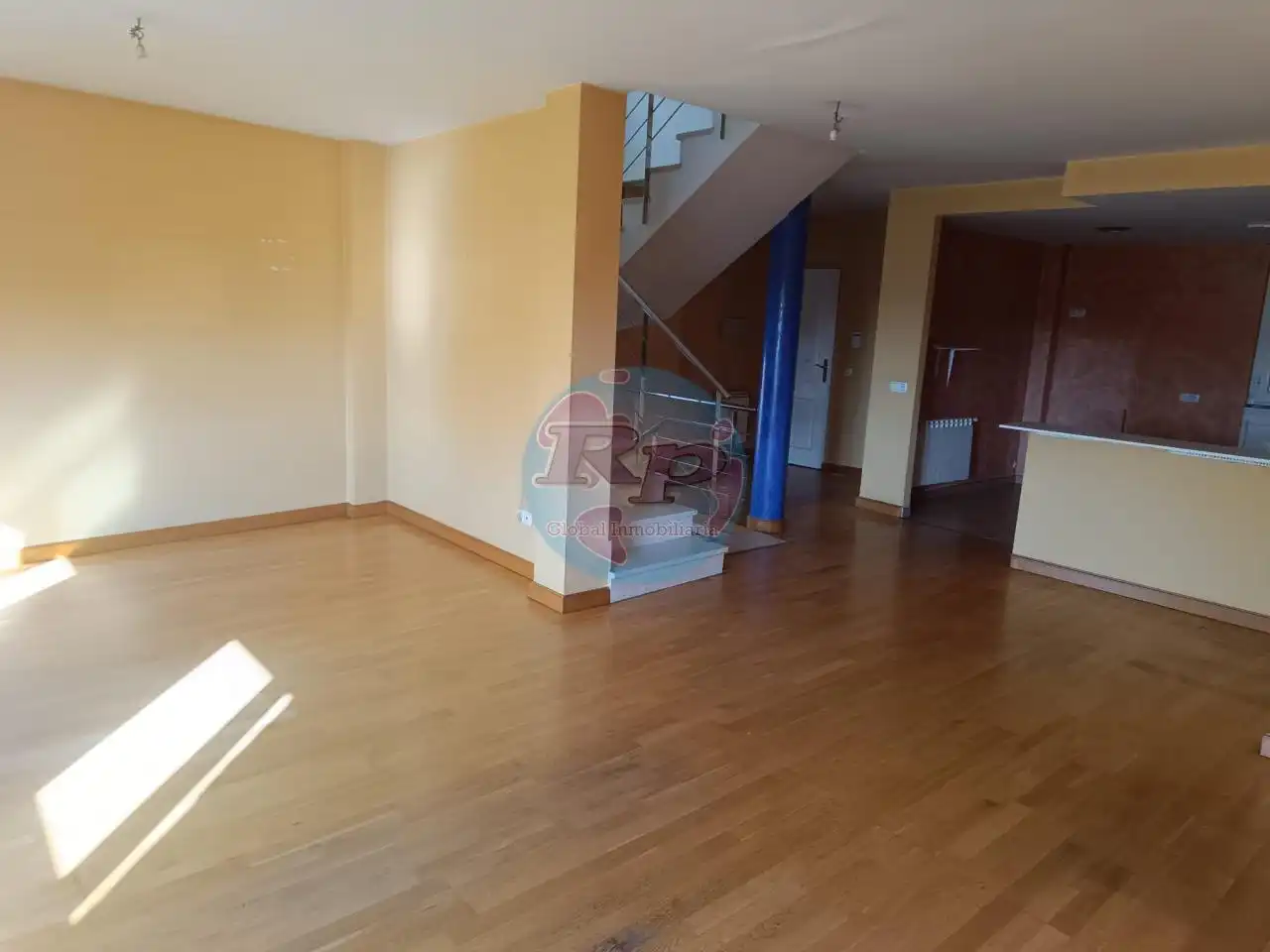 Sala d'estar de Casa o xalet en venda en Sariegos amb Calefacció, Jardí privat i Parquet