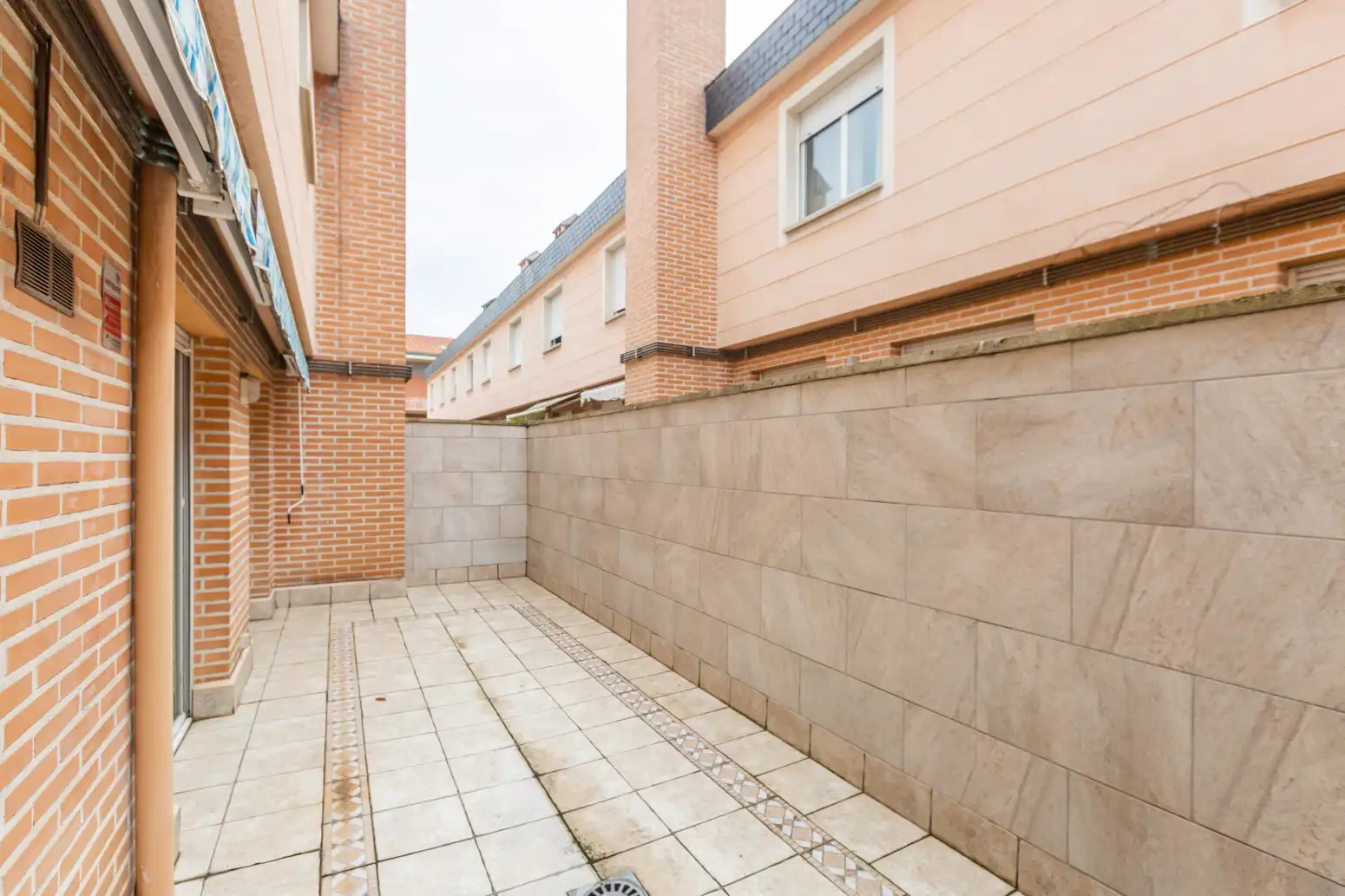 Vista exterior de Casa adosada en venta en Barañáin / Barañain con Calefacción, Jardín privado y Parquet
