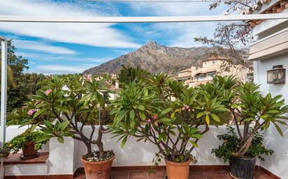 Vista exterior de Dúplex en venda en Marbella amb Terrassa