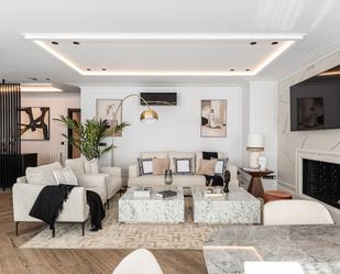 Sala d'estar de Casa o xalet en venda en  Madrid Capital amb Aire condicionat, Calefacció i Jardí privat