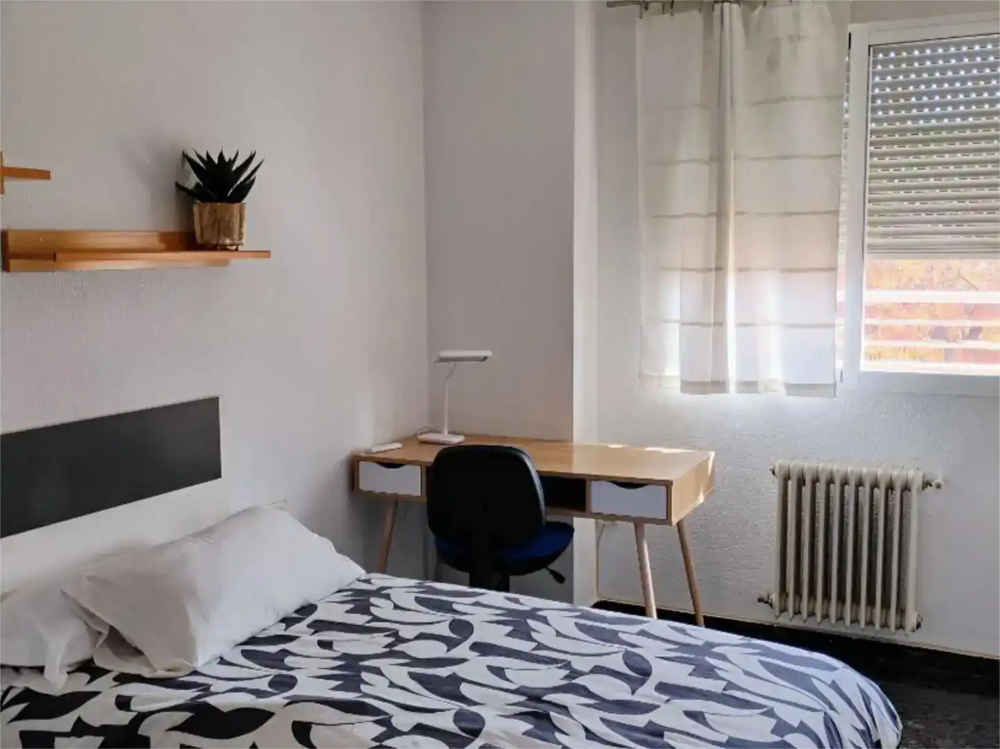 Bedroom of Flat for share in El Pilar