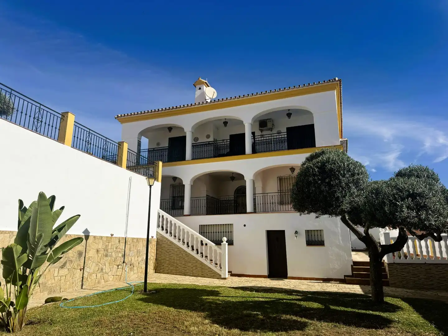 Vista exterior de Casa o xalet en venda en Rincón de la Victoria amb Jardí privat, Terrassa i Balcó