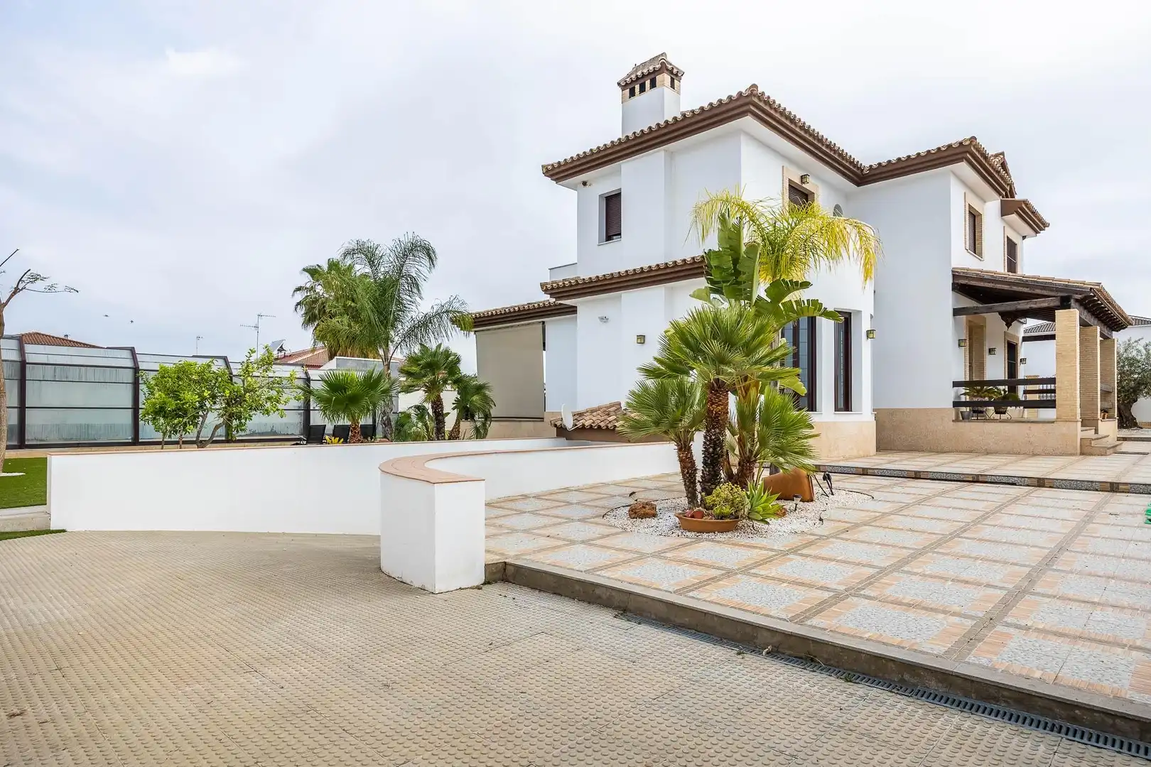 Vista exterior de Casa o xalet en venda en Villamanrique de la Condesa amb Aire condicionat, Calefacció i Jardí privat