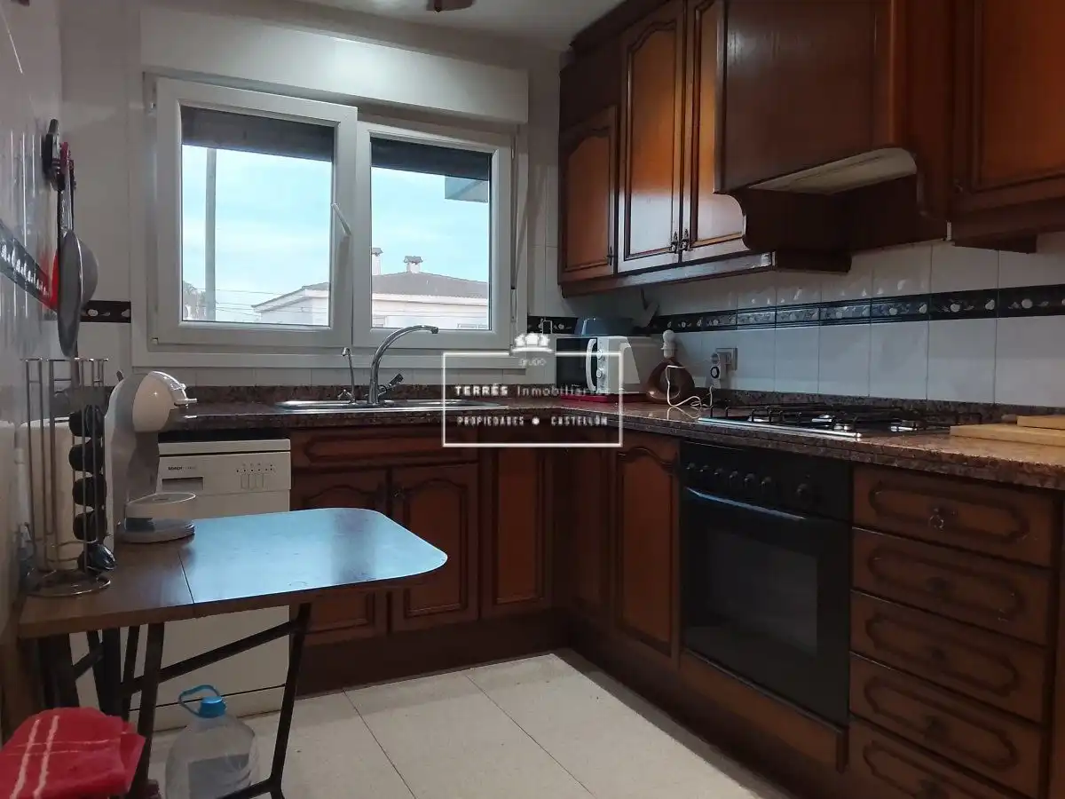 Cuina de Casa o xalet en venda en Castellón de la Plana / Castelló de la Plana amb Calefacció, Terrassa i Moblat