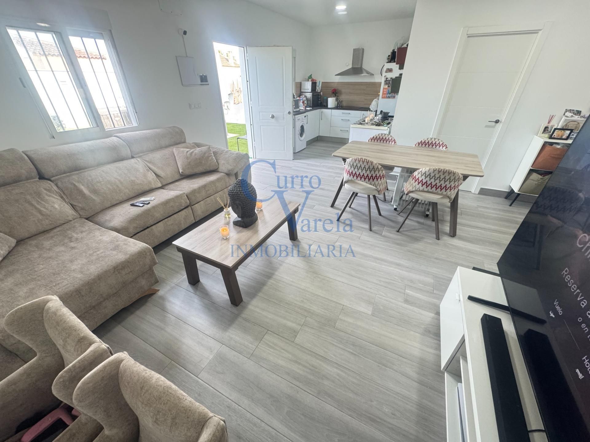 Sala d'estar de Finca rústica en venda en Dos Hermanas amb Aire condicionat i Jardí privat