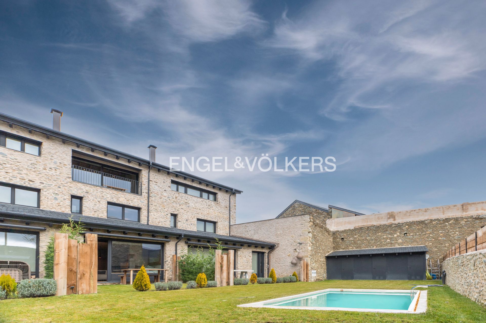 Vista exterior de Casa adosada en venda en Puigcerdà amb Calefacció, Jardí privat i Parquet