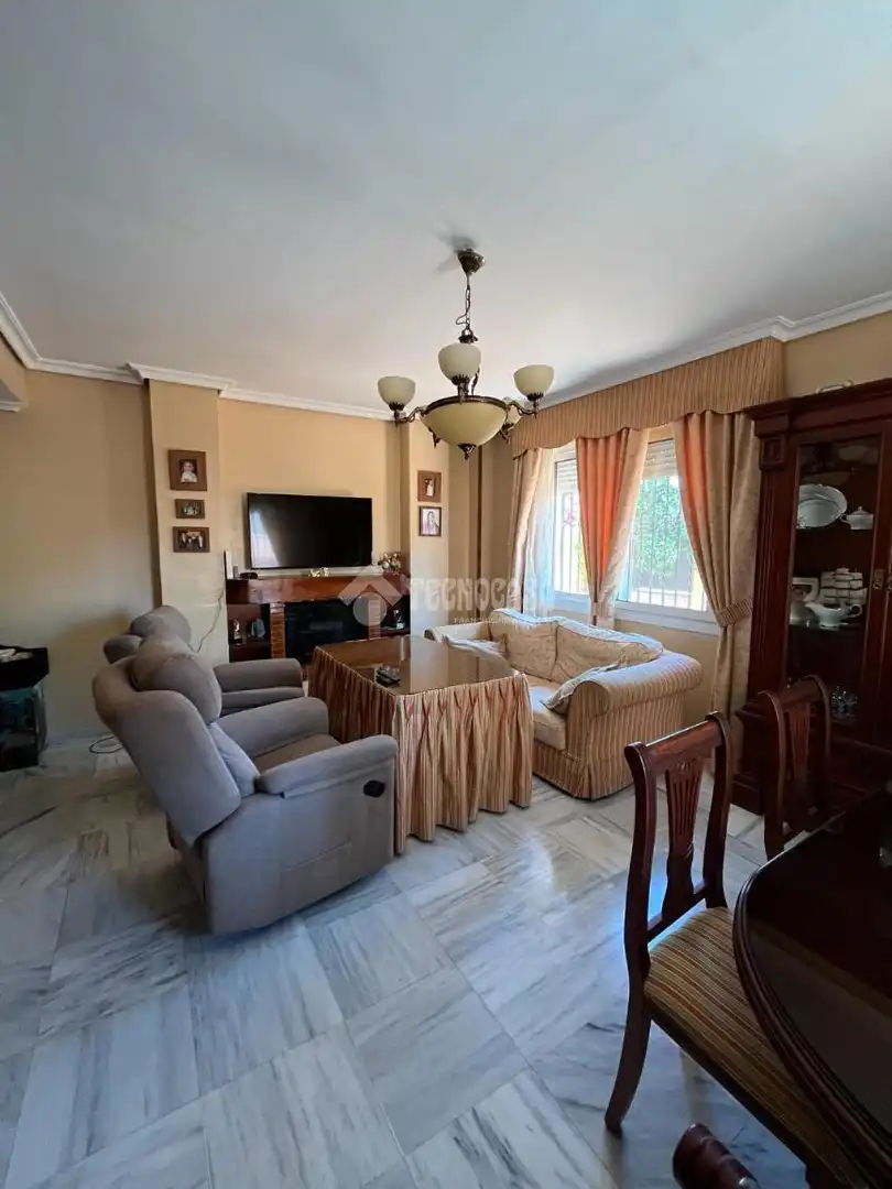 Sala de estar de Casa o chalet en venta en Alcalá de Guadaira con Aire acondicionado, Terraza y Amueblado