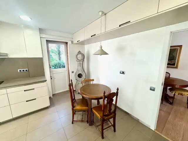 Cuina de Casa adosada en venda en Sant Cugat del Vallès amb Aire condicionat, Calefacció i Jardí privat