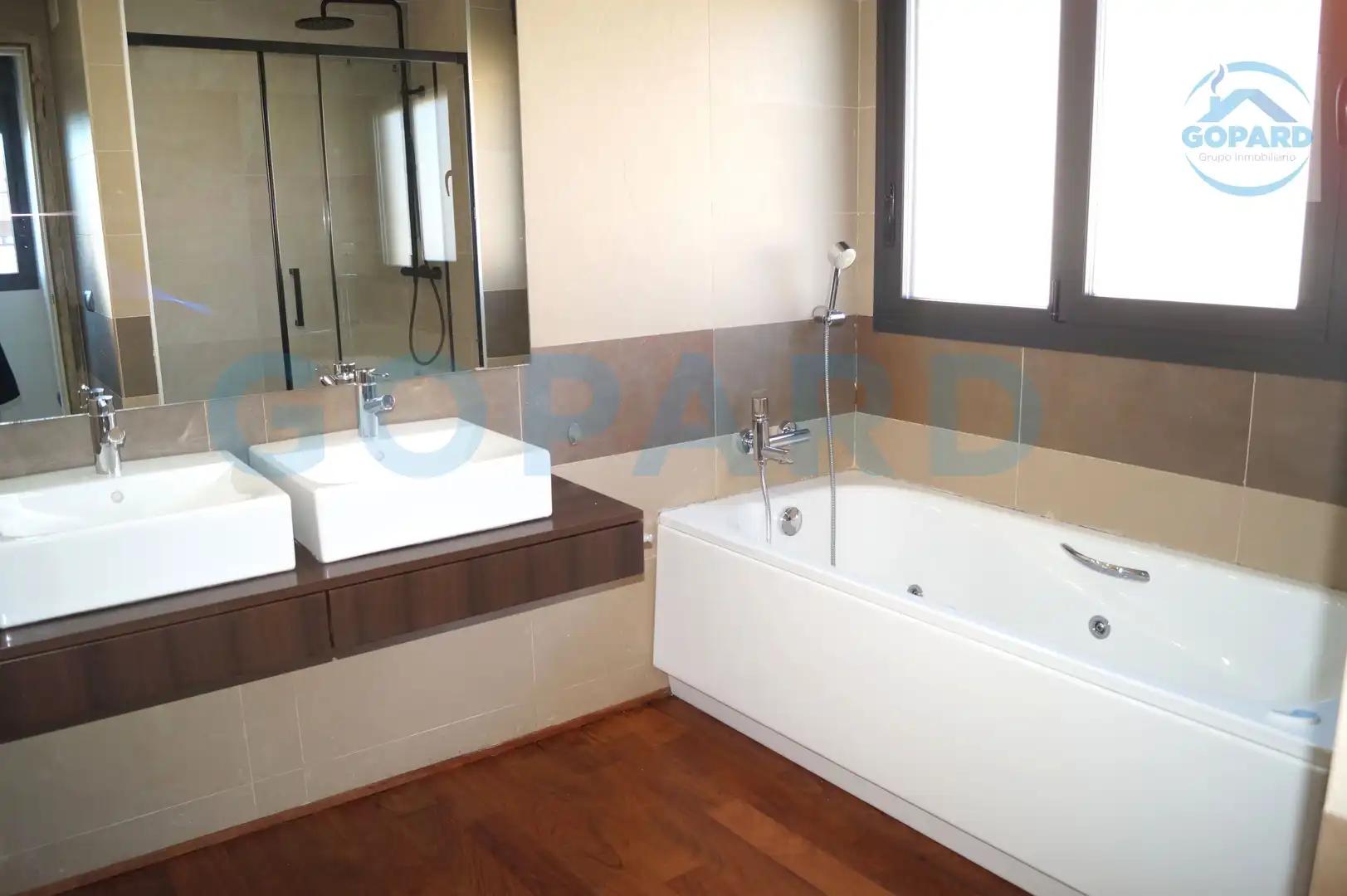 Baño de Casa adosada de alquiler en Villanueva de la Cañada con Aire acondicionado, Calefacción y Jardín privado