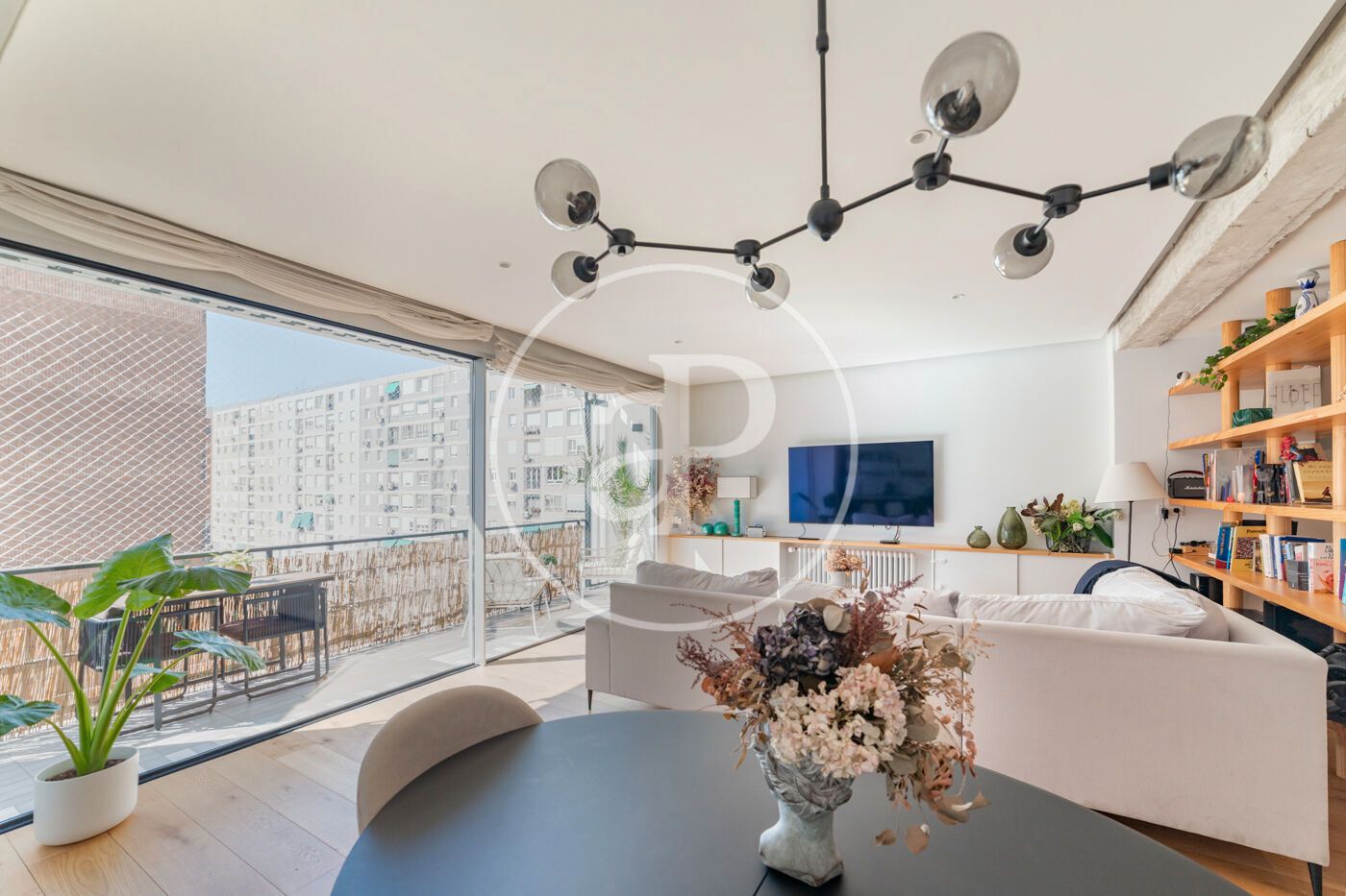 Sala d'estar de Pis en venda en  Madrid Capital amb Aire condicionat, Calefacció i Terrassa