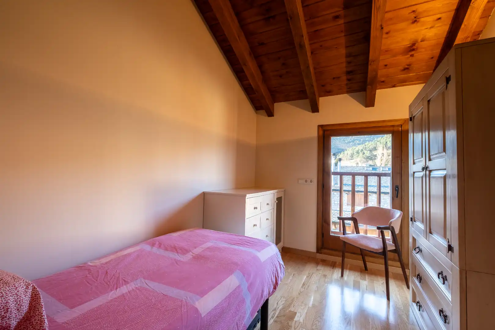 Dormitori de Casa adosada de lloguer en Bellver de Cerdanya amb Calefacció, Parquet i Terrassa