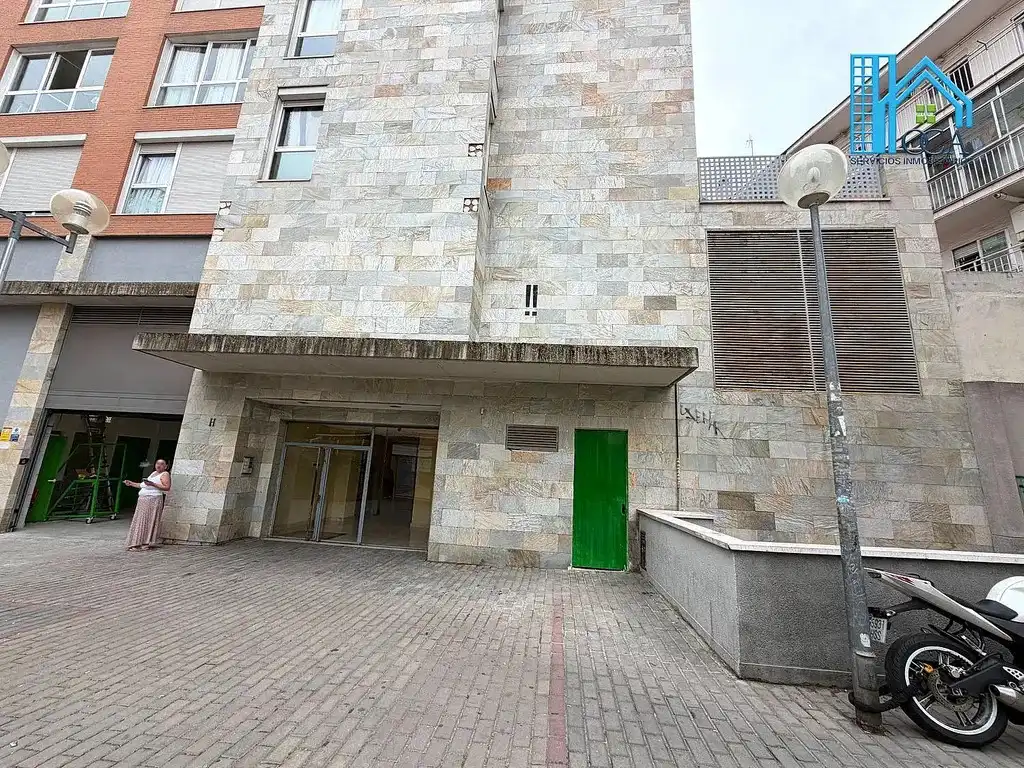 Außenansicht von Garage zum Verkauf in Carabanchel