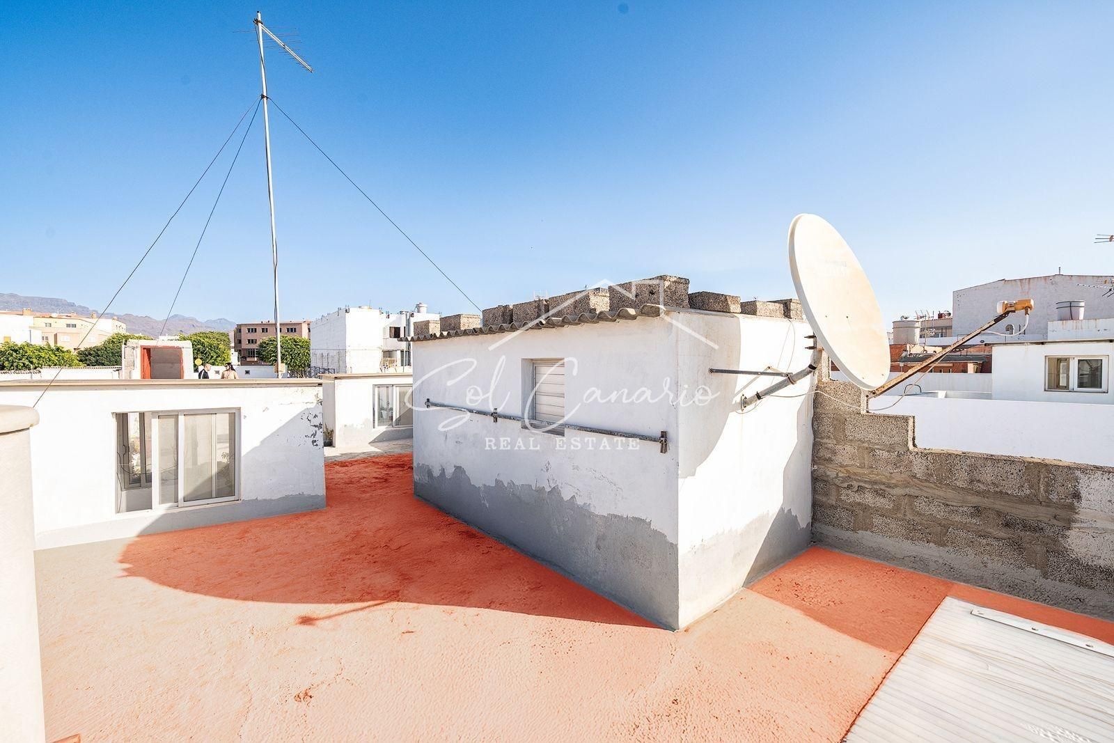 Vista exterior de Casa o xalet en venda en Santa Lucía de Tirajana amb Balcó