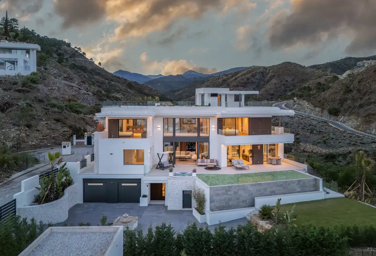 Detached house with pool for sale in Avenida Real de la Quinta 4P