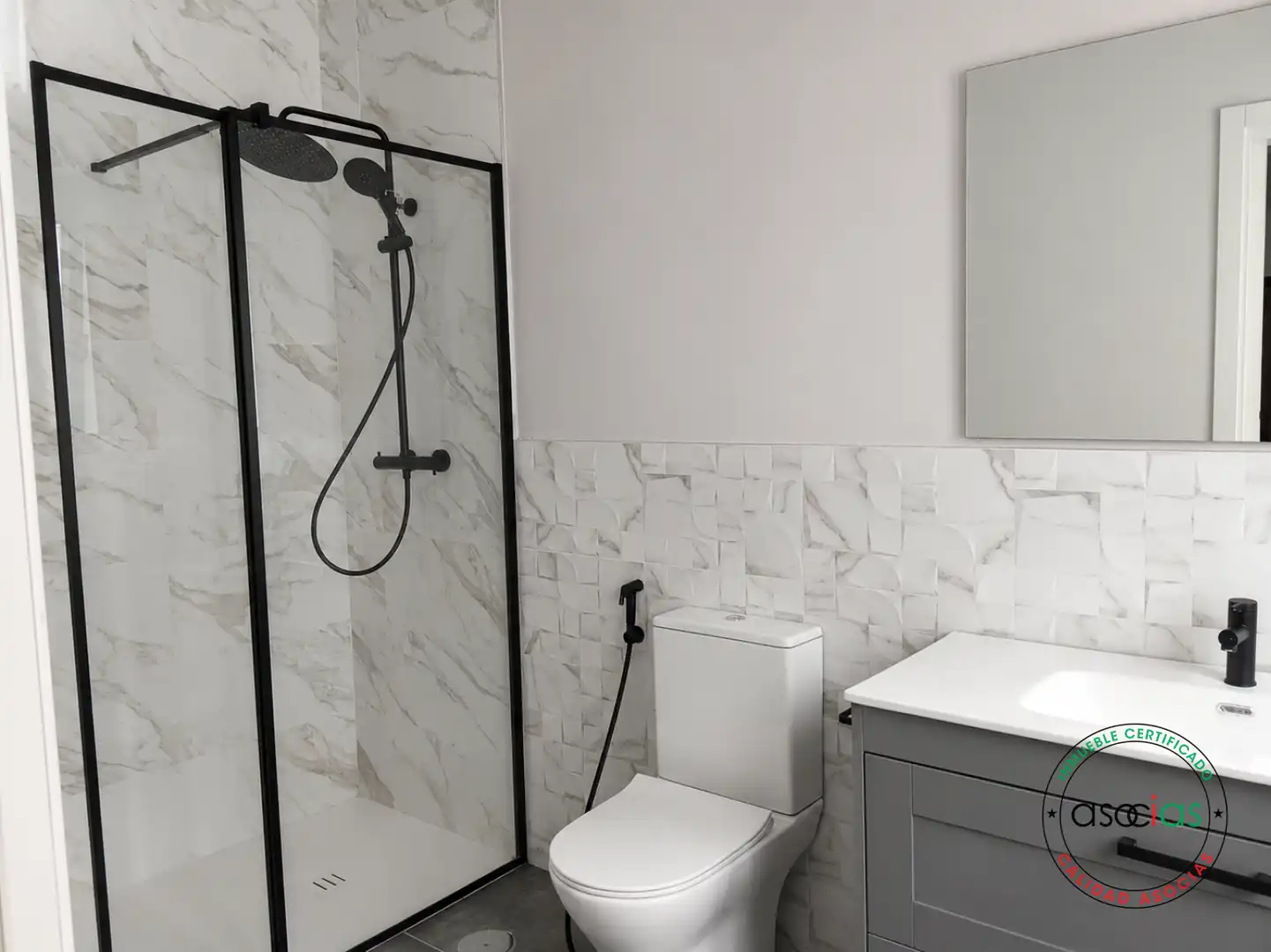 Baño de Piso de alquiler en Gijón  con Jardín privado, Parquet y Terraza