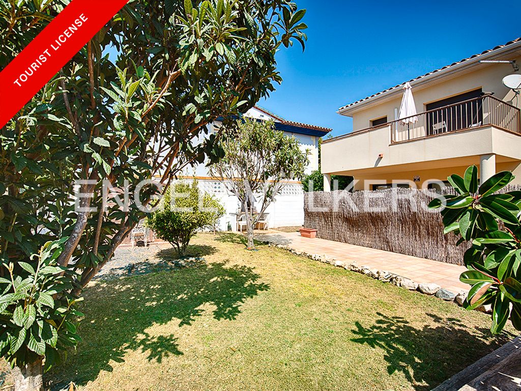Casa adosada en venda en Empuriabrava amb Aire condicionat, Jardí privat i Terrassa