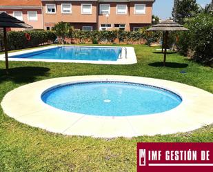 Piscina de Casa adosada en venda en Vélez-Málaga amb Terrassa i Piscina comunitària