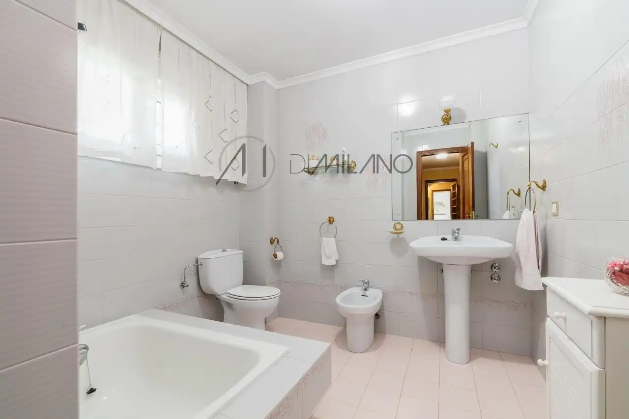 Baño de Casa o chalet en venta en Vigo  con Calefacción, Jardín privado y Parquet