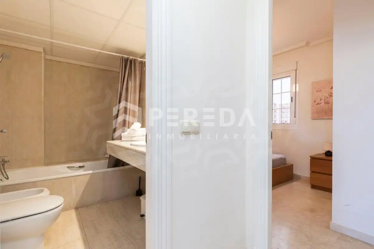 Schlafzimmer von Erdgeschoss zum Verkauf in Roquetas de Mar mit Klimaanlage, Privatgarten und Schwimmbad