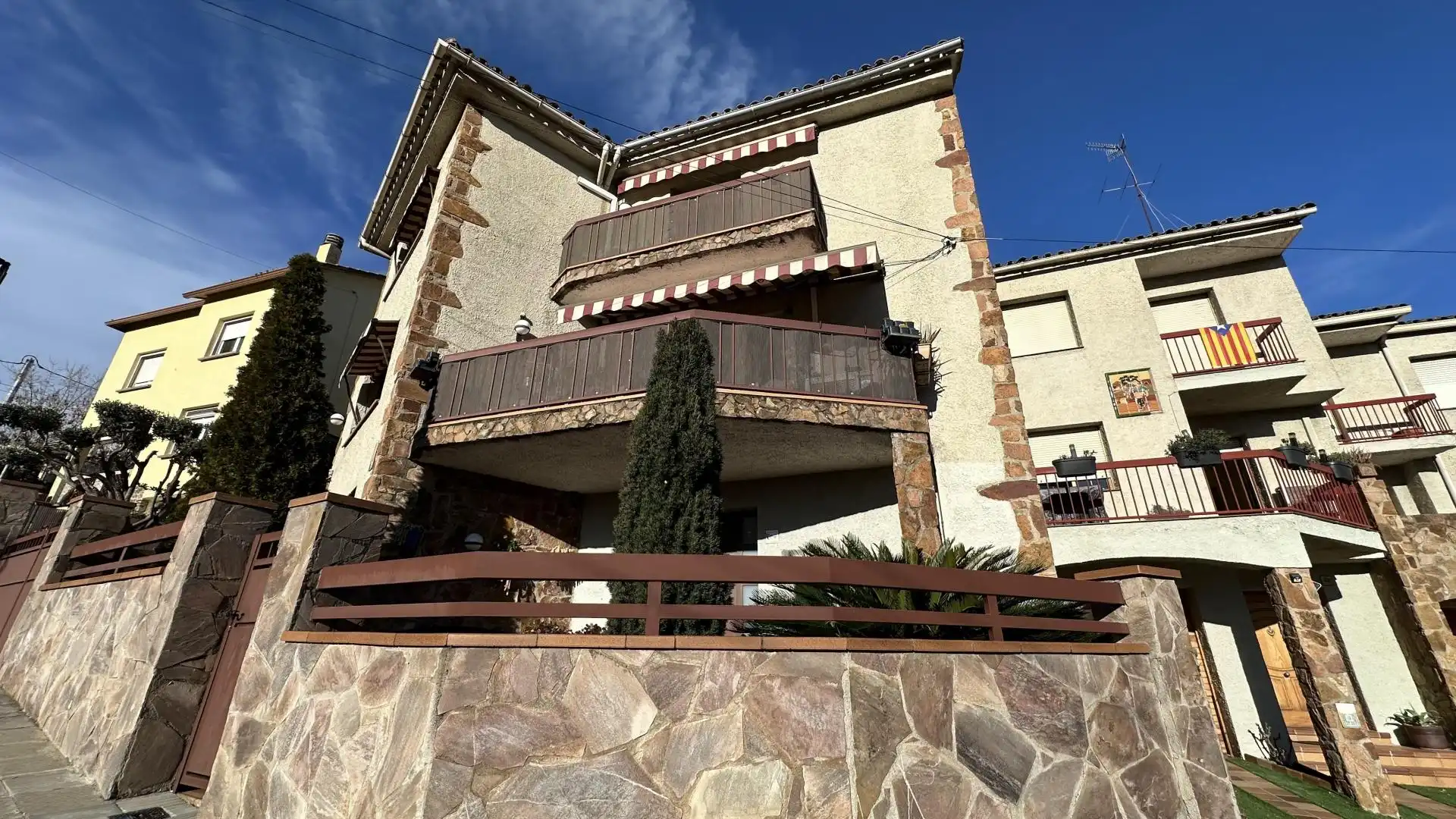 Vista exterior de Casa adosada en venta en Sant Celoni con Calefacción, Jardín privado y Terraza
