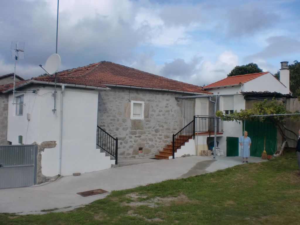 Vista exterior de Finca rústica en venda en O Saviñao  amb Jardí privat, Traster i Moblat