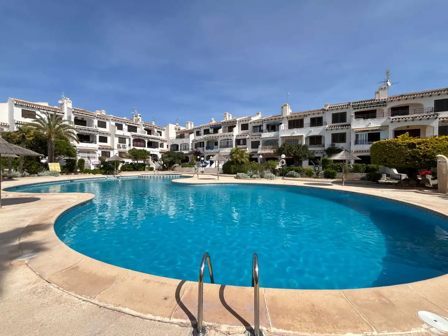 Schwimmbecken von Wohnungen zum Verkauf in Orihuela mit Klimaanlage, Heizung und Schwimmbad