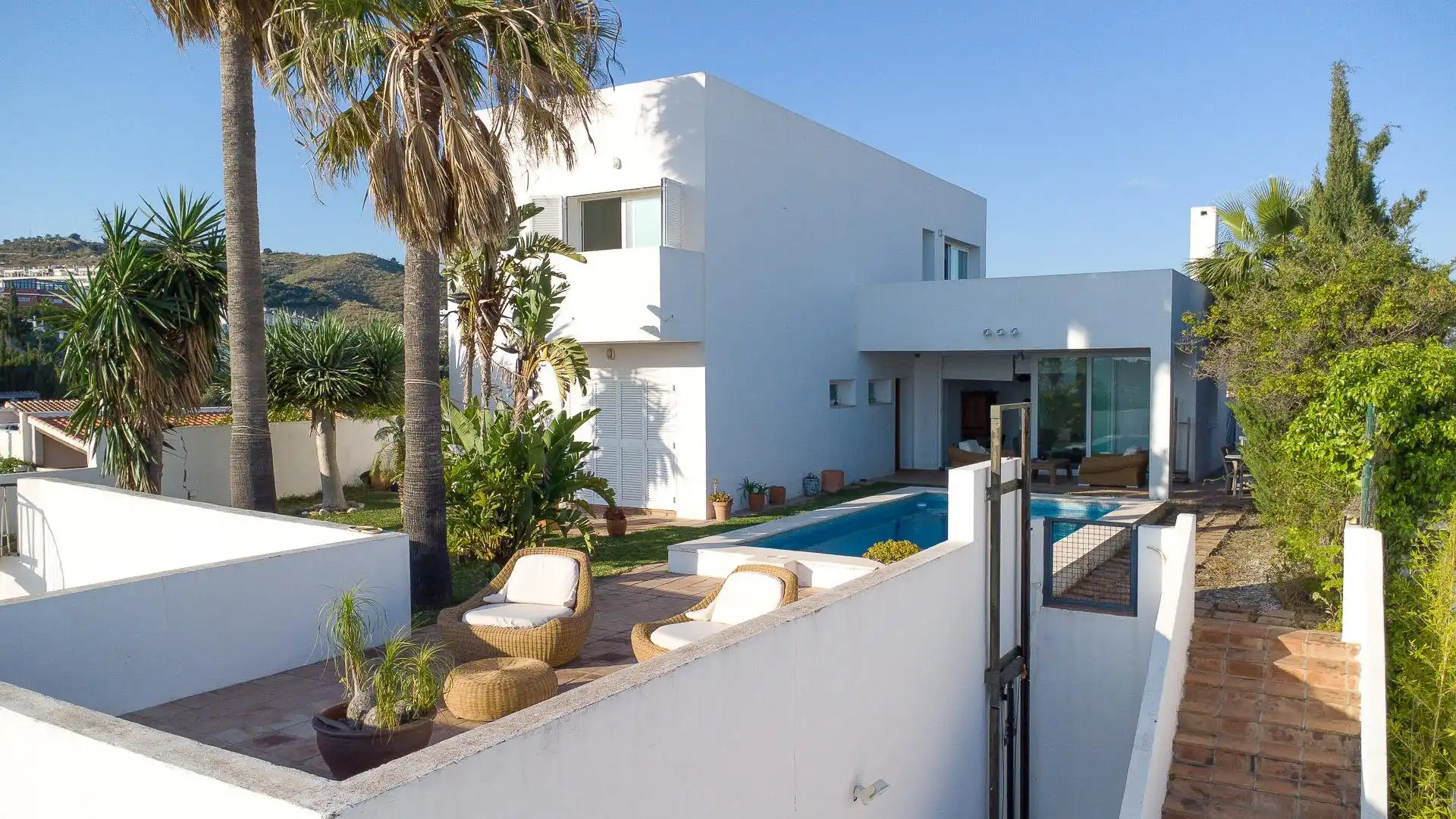 Vista exterior de Casa o xalet en venda en Rincón de la Victoria amb Aire condicionat, Jardí privat i Terrassa