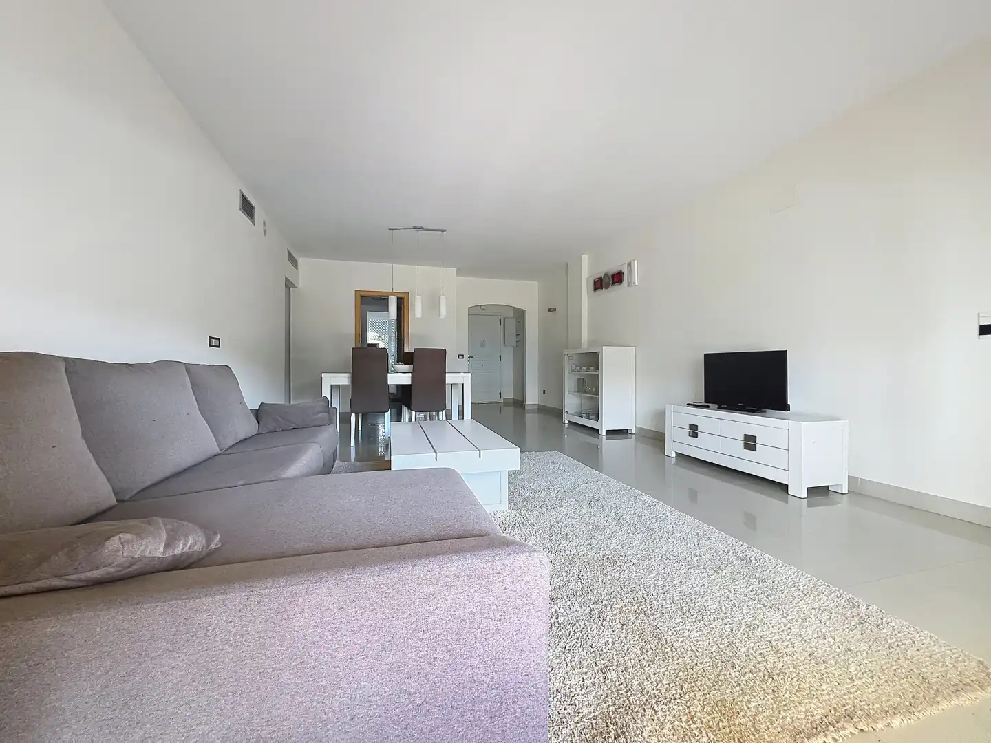 Sala d'estar de Planta baixa en venda en Estepona amb Aire condicionat, Terrassa i Piscina