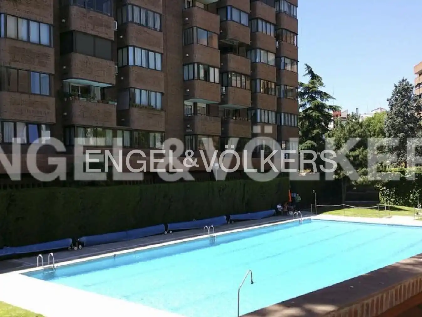 Piscina de Pis de lloguer en Madrid amb Aire condicionat, Calefacció i Jardí privat