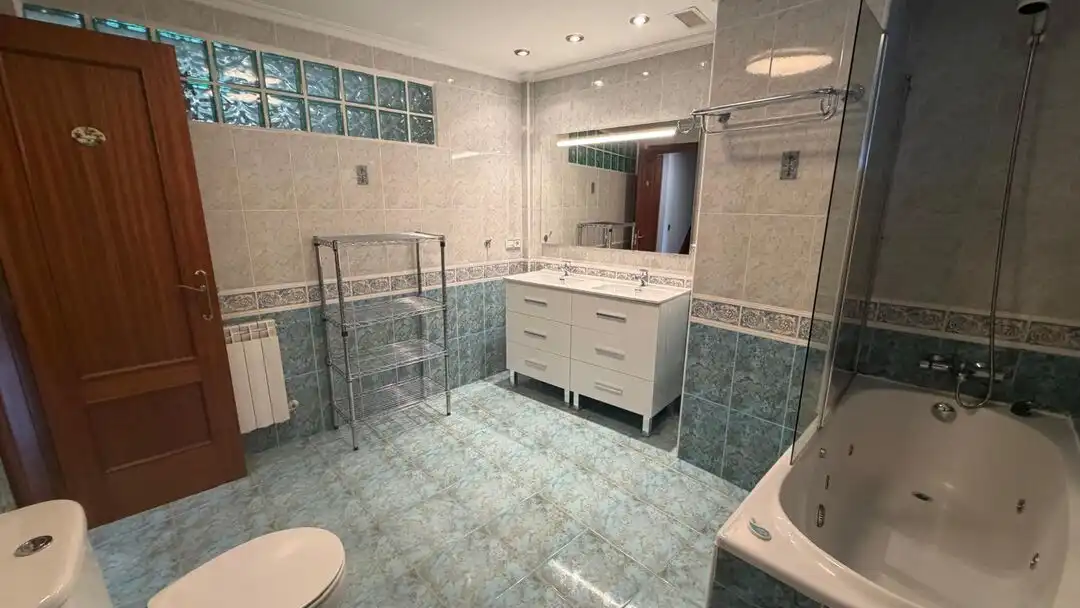 Baño de Casa adosada en venta en Salvatierra / Agurain con Calefacción y Jardín privado