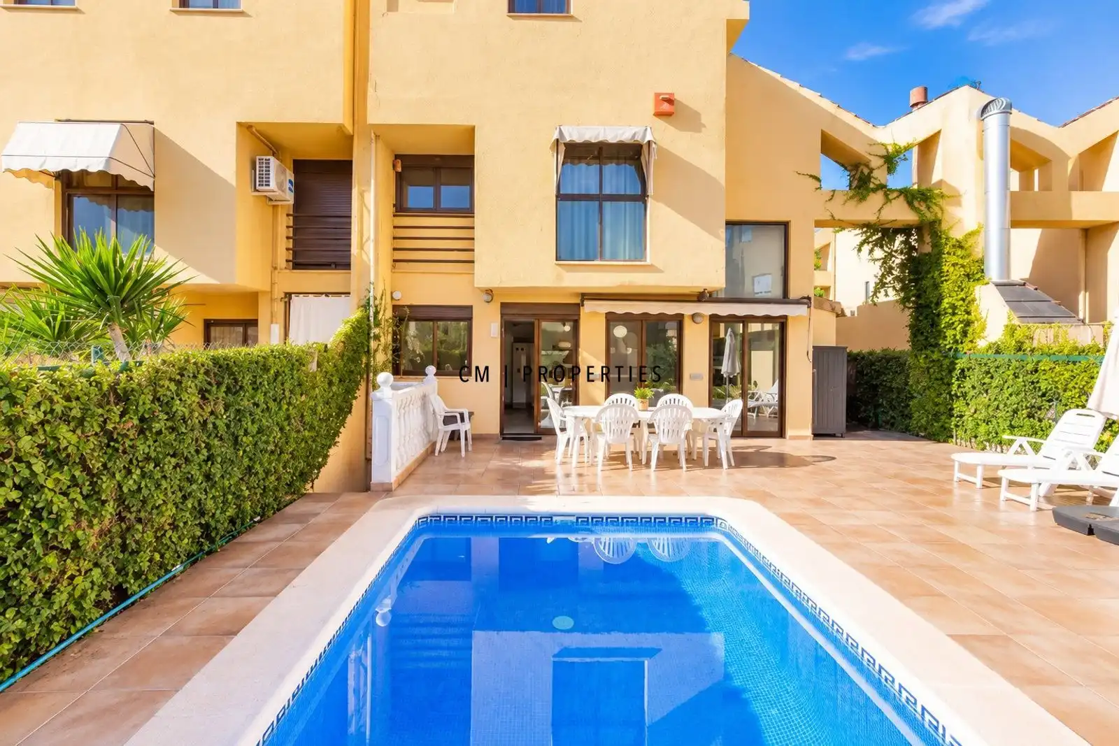 Maison mitoyenne avec terrasse à louer à de la Serra Perentxisa