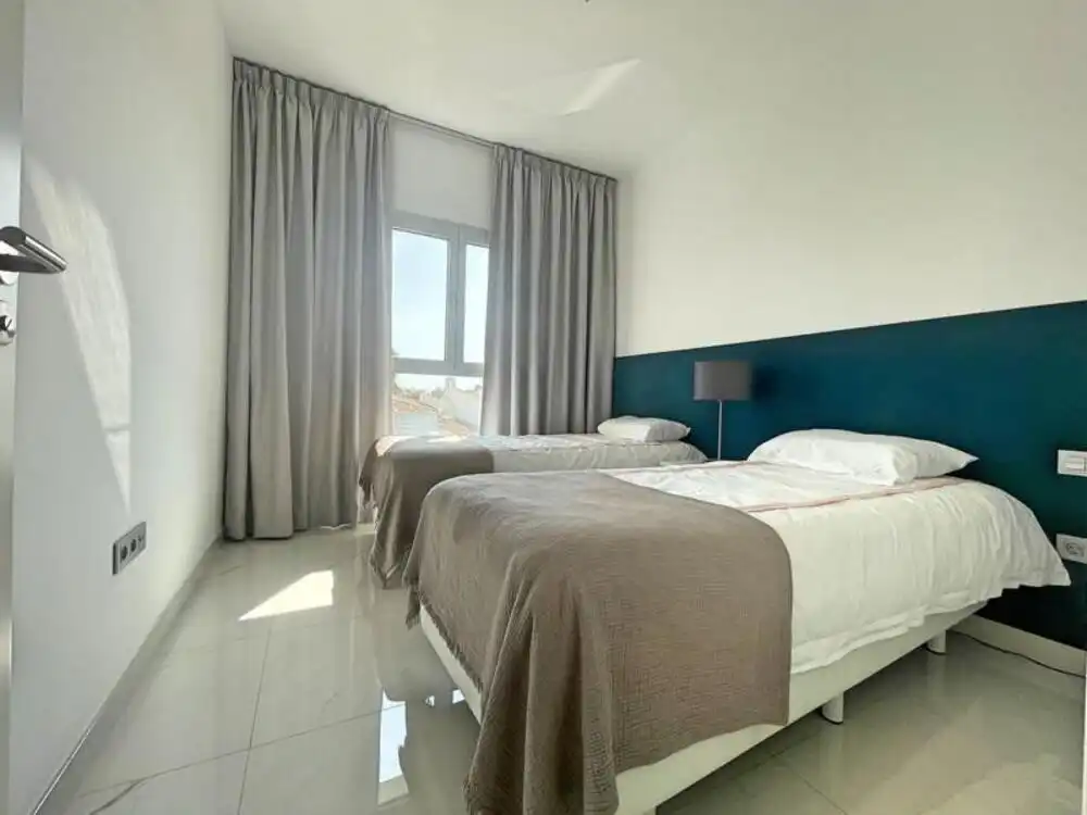 Dormitori de Àtic de lloguer en Estepona amb Aire condicionat, Terrassa i Piscina