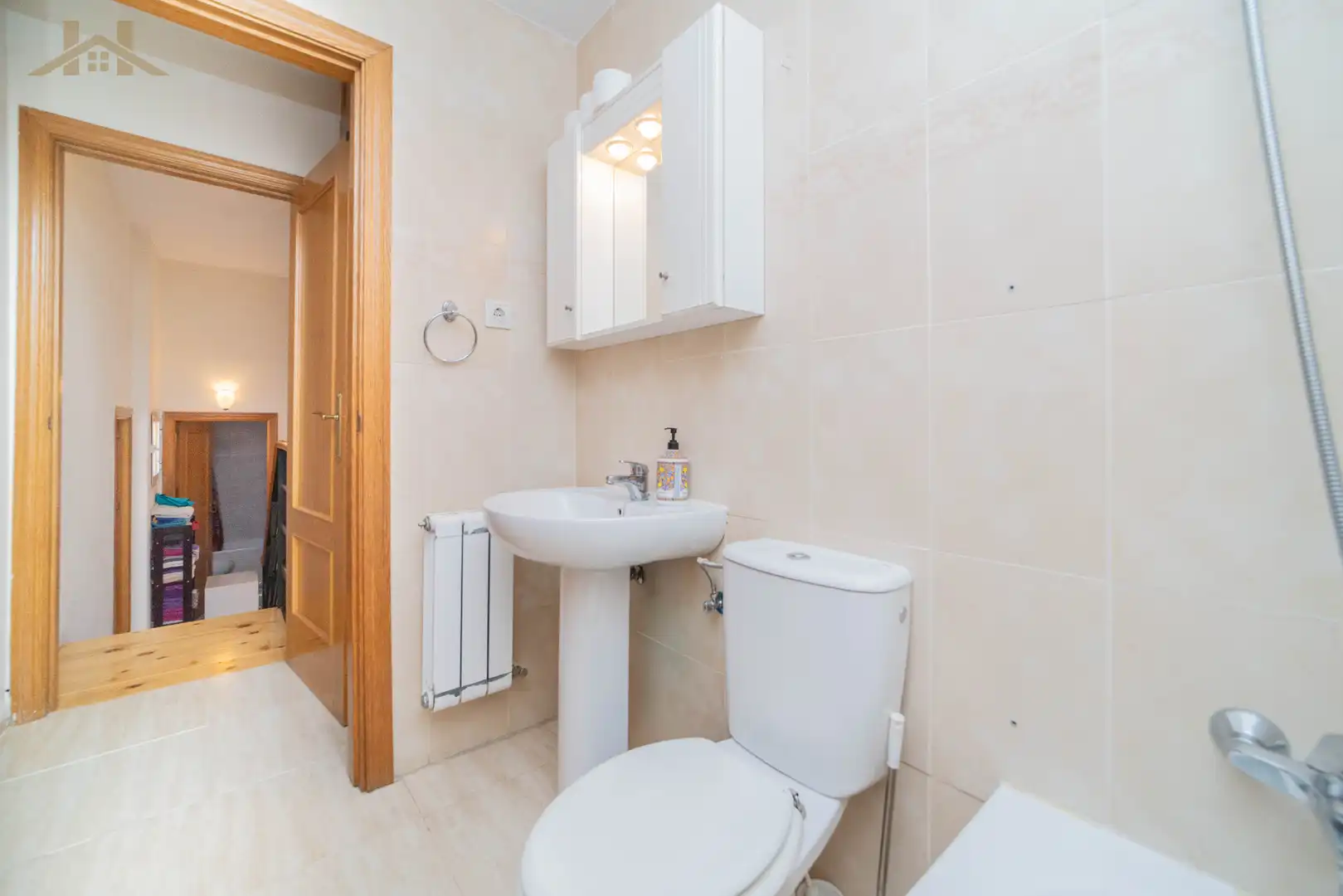 Badezimmer von Einfamilien-Reihenhaus zum Verkauf in Boadilla del Monte mit Heizung, Privatgarten und Mikrowelle