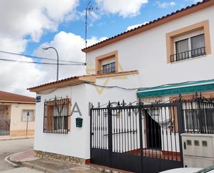 Vista exterior de Casa adosada en venda en Lillo