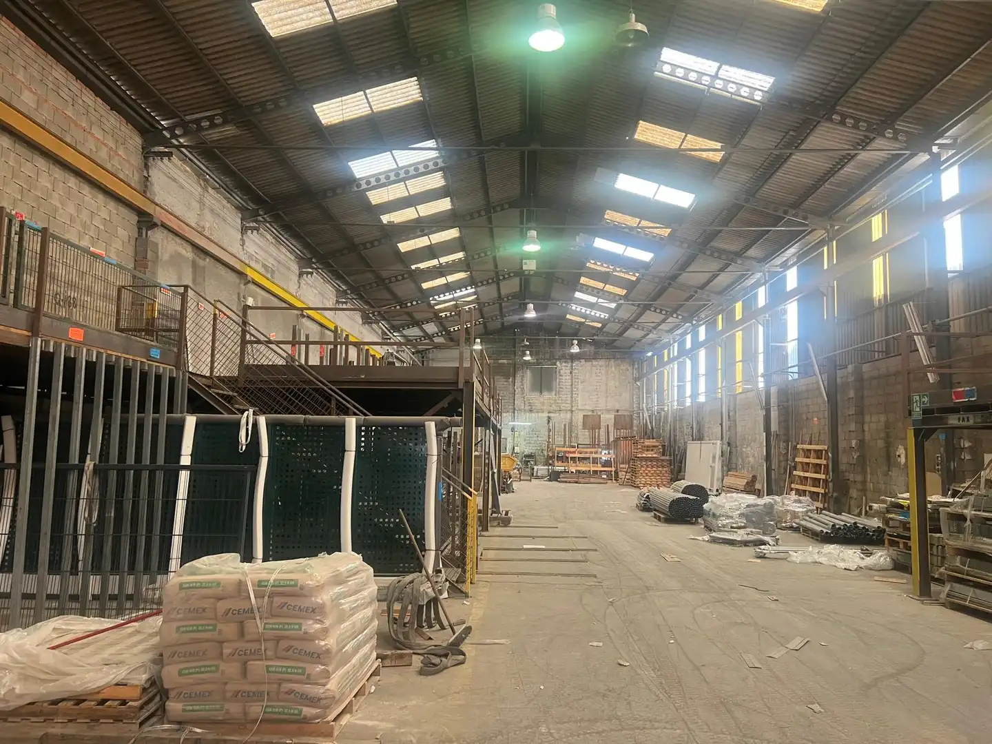 Vista exterior de Nau industrial en venda en Manises amb Alarma