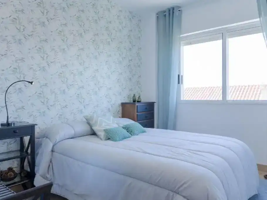 Dormitori de Pis per a compartir en Pontevedra Capital  amb Parquet, Moblat i Balcó