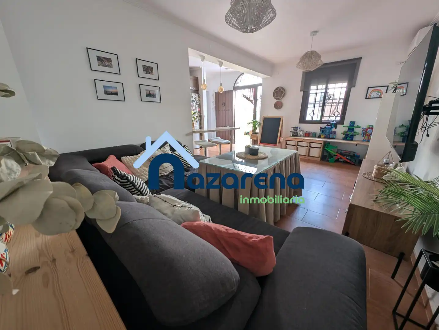 Sala d'estar de Casa adosada en venda en Dos Hermanas amb Aire condicionat