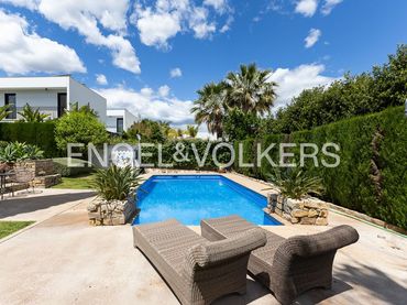 House with pool for sale in Calle Marina Baixa