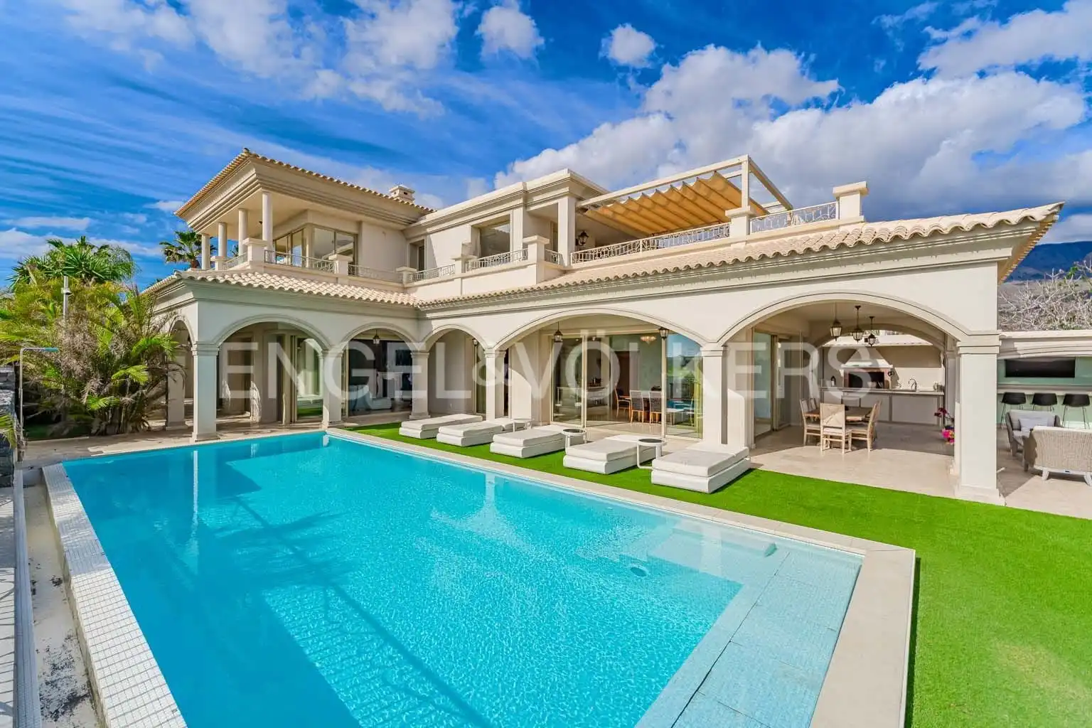 Vista exterior de Casa o xalet en venda en Adeje amb Aire condicionat, Terrassa i Piscina